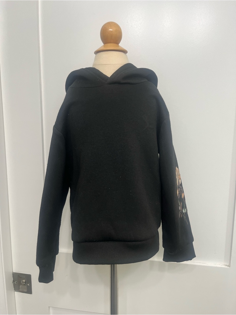 SHEIN Black Girls' Hoodie with Floral Sleeve Accent